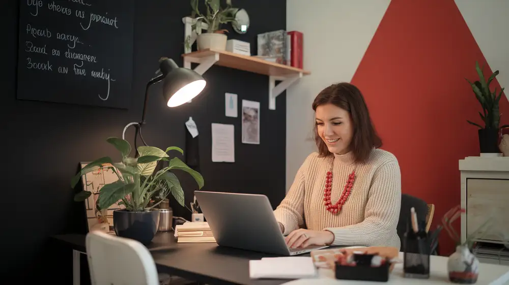 Greditas kreditas internetu Žmogus paieškos laukelyje rašo "kreditas internetu", ieškodamas pasiūlymų.